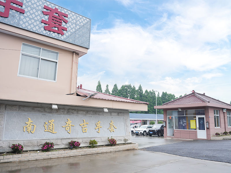 Bên ngoài nhà máy